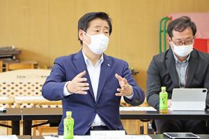 市長が説明している様子