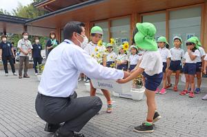ひまわりの苗を園児から贈呈される江原市長