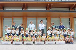 深川幼稚園の園児たちと市長の集合写真
