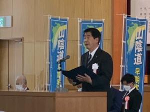 決議文を読む江原市長