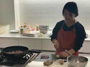 料理をするタサン志麻さんの様子