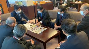 国土交通大臣政務官へ要望の様子