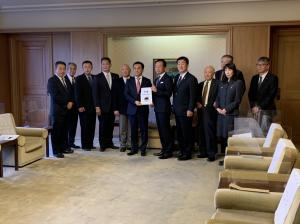 要望後の県知事・県議会議長との集合写真