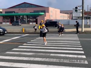 市長登校する児童を見守る様子