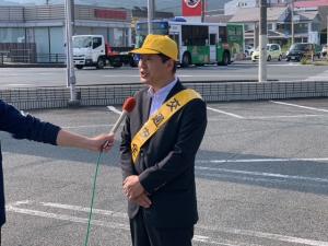 インタビューを受ける市長