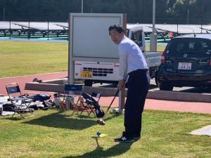 市長が始球式を行う様子