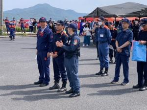 訓練を見守る市長