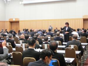 手話を使いながらの総会の様子
