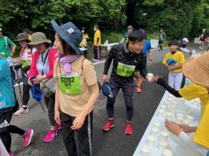 給水する江原市長