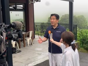 インタビューを受ける市長