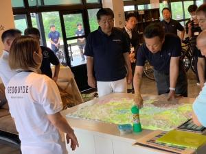 ジオパークの説明を受ける市長