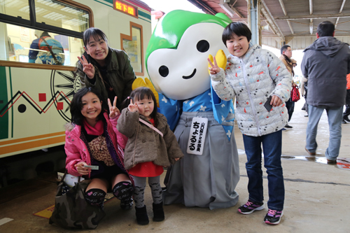 山口県PR本部長「ちょるる」が乗客を出迎える