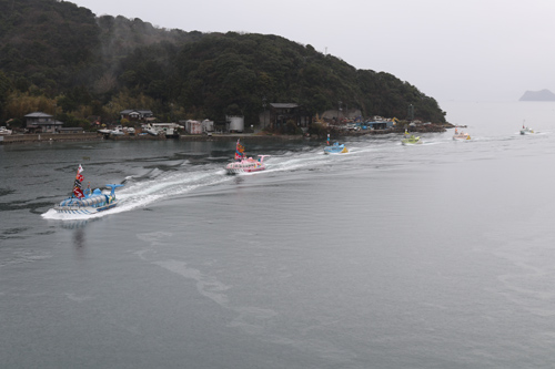 仙崎湾を西に向かって進む