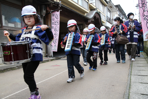 俵山幼児園の園児が防火パレード