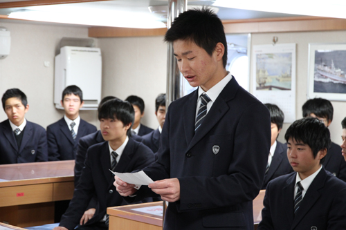 海洋技術科2年の久我大空さんが代表して感謝の言葉などを述べる