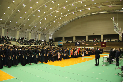 開会式では700人近い選手が整列