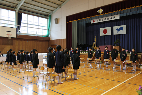 卒業生と在校生が交互に「別れの言葉」を述べる