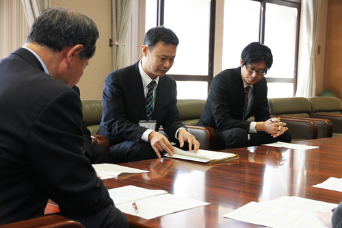 大西市長に1年間の業務報告をする