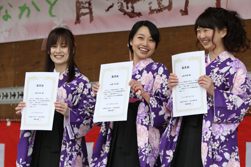 青海島桜姫の左から青村桜子さん、山根千佳さん、山根菜緒さん