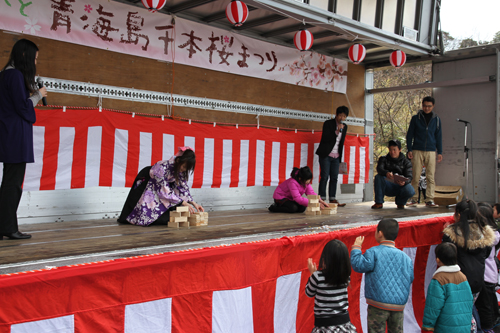 かまぼこ板を積み上げるかまぼこイタワー選手権