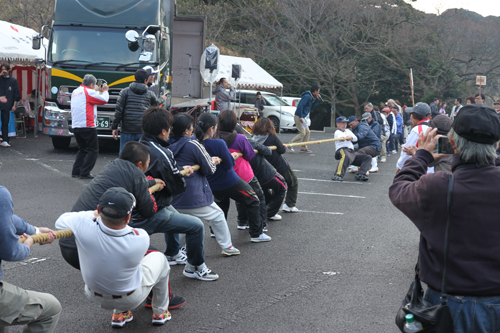 通地区と青海島の仙崎地区の間で親睦の綱引き大会