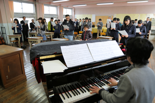 「名物先生による模擬授業」の1つとして、校歌や合唱曲を歌う