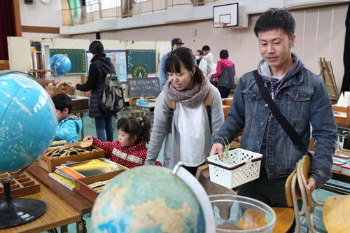 俵山中学校を含む市内の廃校から集められた備品の販売