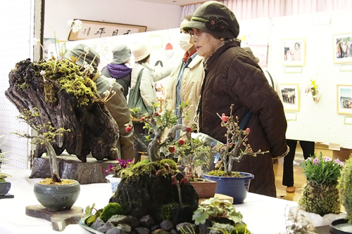 公民館内には生涯学習の作品展が