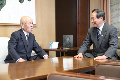 大西市長と笑顔で話を交わす