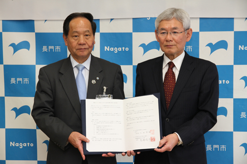協定書に調印し、記念撮影