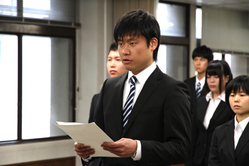 中原大輔さんが新規採用職員を代表して宣誓を行う