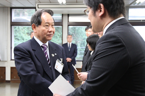1人1人と握手を交わす大西市長