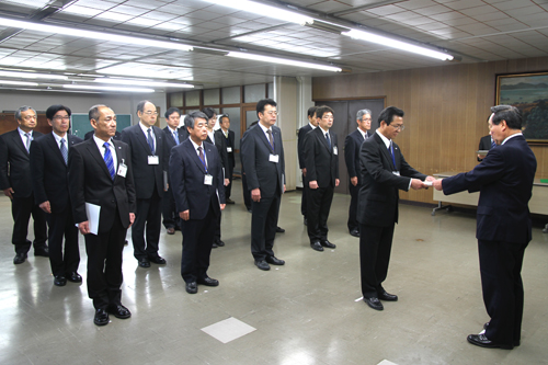 この日は幹部職員16人に対しても辞令が交付された