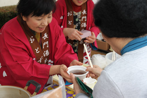 湯本女将会によるぜんざいの提供