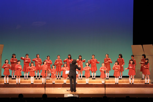 「わたしとことりとすずと」では詩にあわせた手話を披露