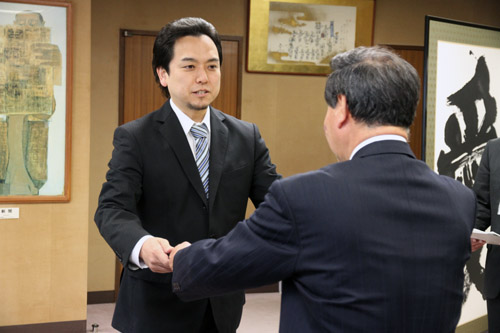大西市長から表彰状を授与