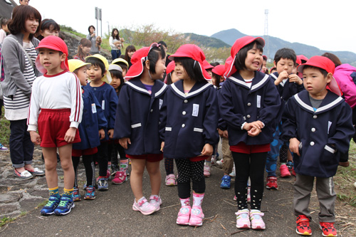 三隅保育園と宗頭幼稚園の園児による三隅川環境保全宣言