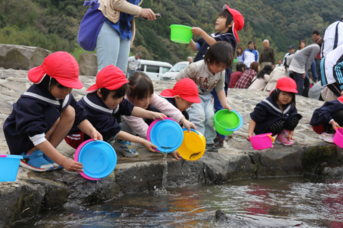 この日、三隅川に約1万匹の鮎が放流された