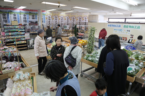 長門市産の野菜や生花のほか、鶏肉や惣菜などが並ぶ店内