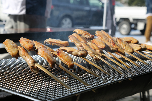 入口前ではやきとりの試食や「ながとりめん」の販売も行われた