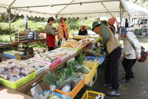 地元産の野菜や加工品の販売も