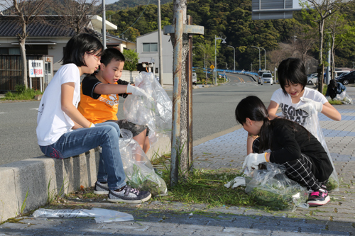 観光客をきれいなまちで出迎えるために実施されたクリーンウォーク