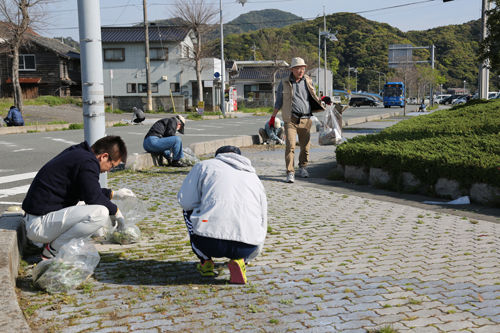 青海大橋から青海島シーサイドスクエアまでの県道沿いを清掃