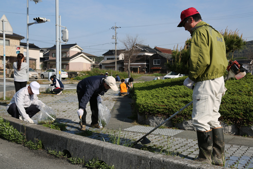 草取りやごみ拾いを行う参加者