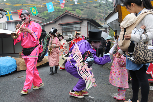 チンドン隊が温泉街を練り歩く