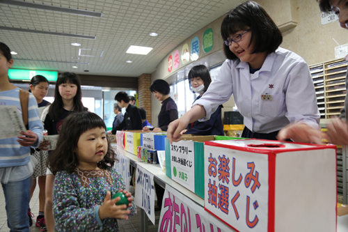 深川中学校の生徒がボランティアスタッフとして参加
