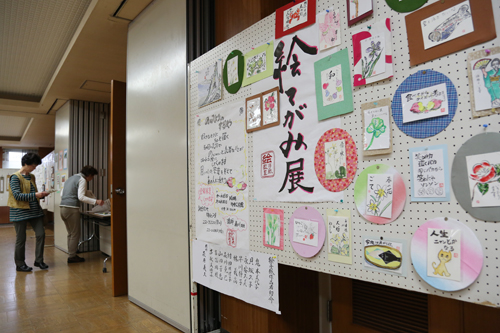 絵手紙・生け花・パッチワークなど、各部屋でさまざまな展示を楽しめる