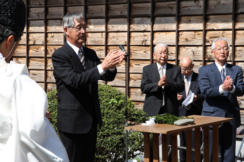 4月から村田清風顕彰会の会長に就任した福江博史さん（左）