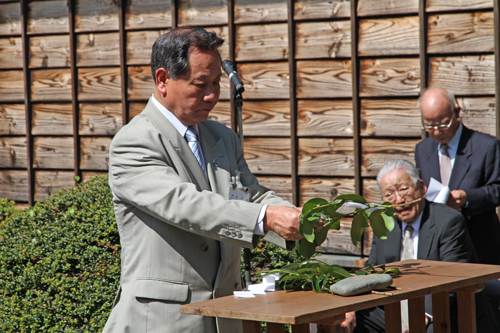 玉ぐしを捧げる大西市長