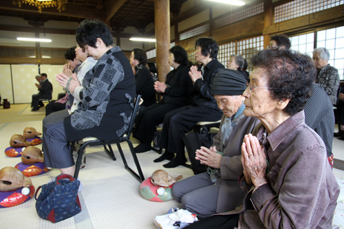 地域住民ら約70人が参列し、鯨などの供養を行った